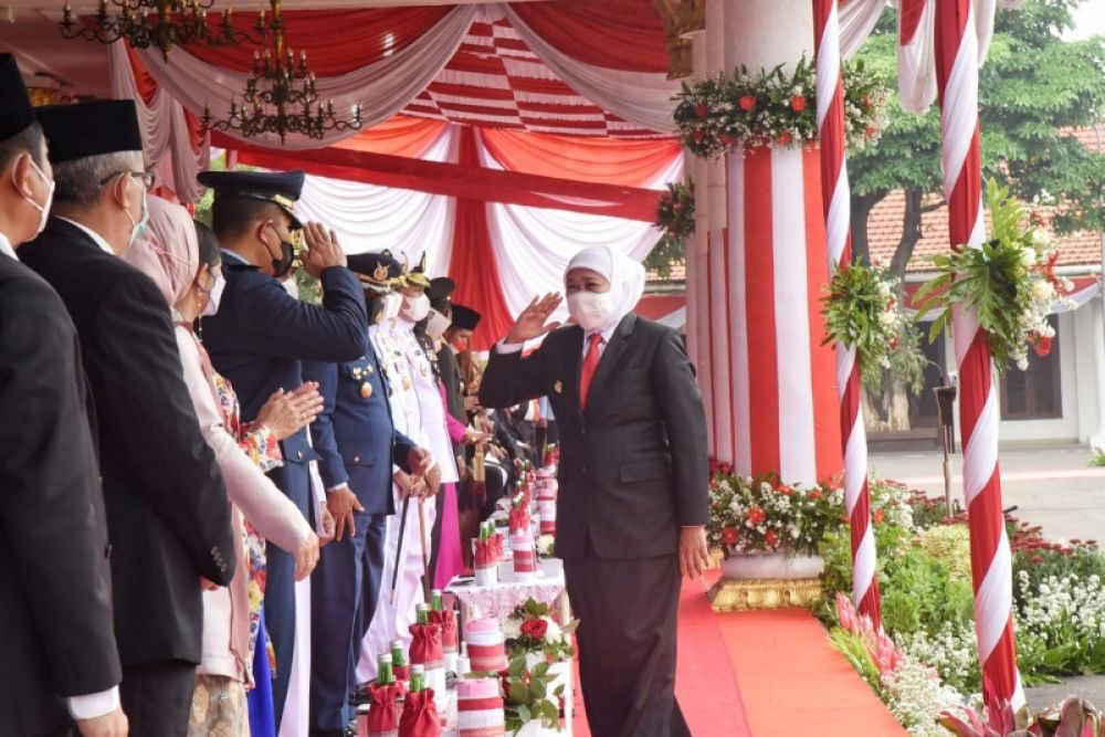 Gubernur Khofifah bersama Wagub dan Forkopimda usai upacara peringatan hari Kesaktian Pancasila di Halaman Grahadi Surabaya. (Ist) 
