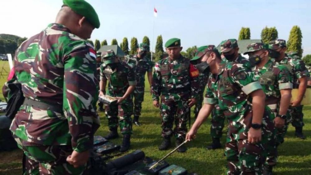 Pangdam V Brawijaya Mayjen Nurchahyanto, memeriksa perlengakapan prajurit yg akan berangkat Pamtas Papua. (Ist) 