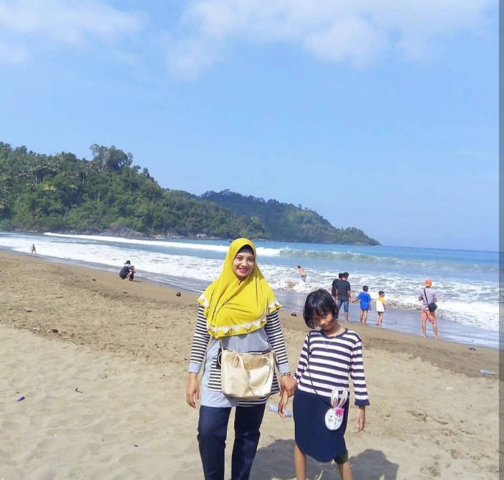 Pantai Blado Munjungan Trenggalek menjadi destinasi wisata jujugan wisatawan lokal maupun mancanegara. (Ist) 