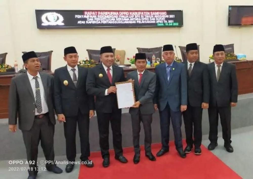 Bupati - Wabup dan Pimpinan DPRD Sampang menyerahkan rekomendasi penyampaian LHK BPK RI usai sidang Paripurna. (Ist) 