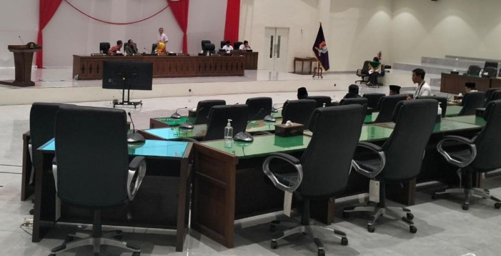 Suasana rapat paripurna DPRD Bojonegoro yang tidak mencapai kuorum. Tampak terlihat banyak kursi kosong. (Ist) 
