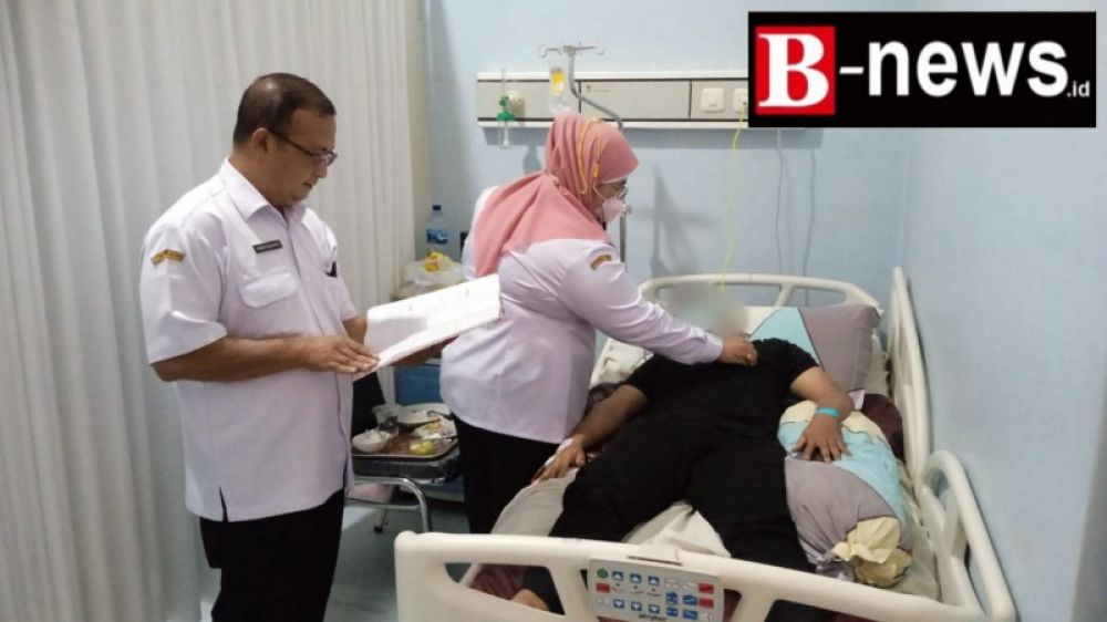 Pasien yang sebelumnya sempat mendapatkan intimidasi secara verbal di RS Al-huda Gambiran akhirnya mendapatkan perawatan medis di RSUD Genteng.(irw) 