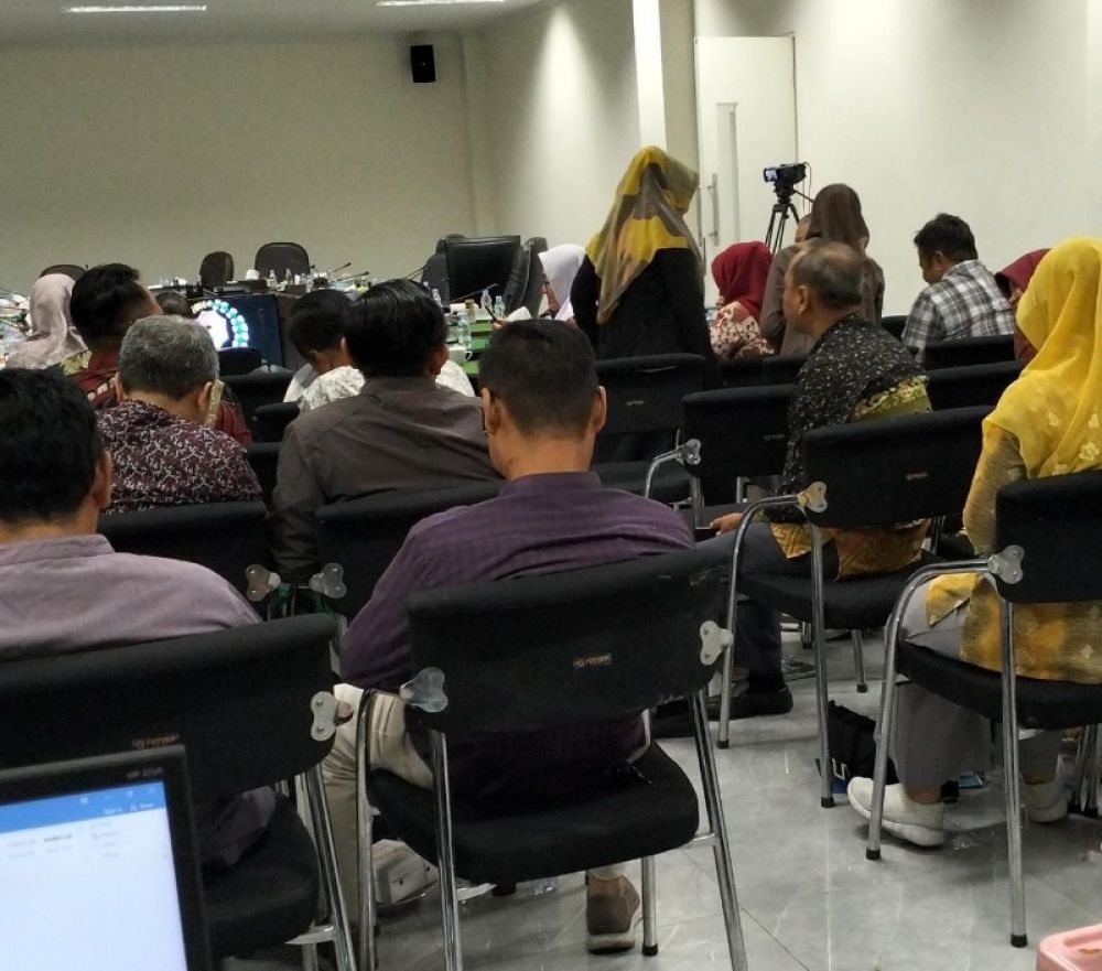 Suasana rapat paripurna DPRD Bojonegoro terkait pembahasan anggaran KUA PASS APBD 2024 yang terkesan alot. (Ist) 