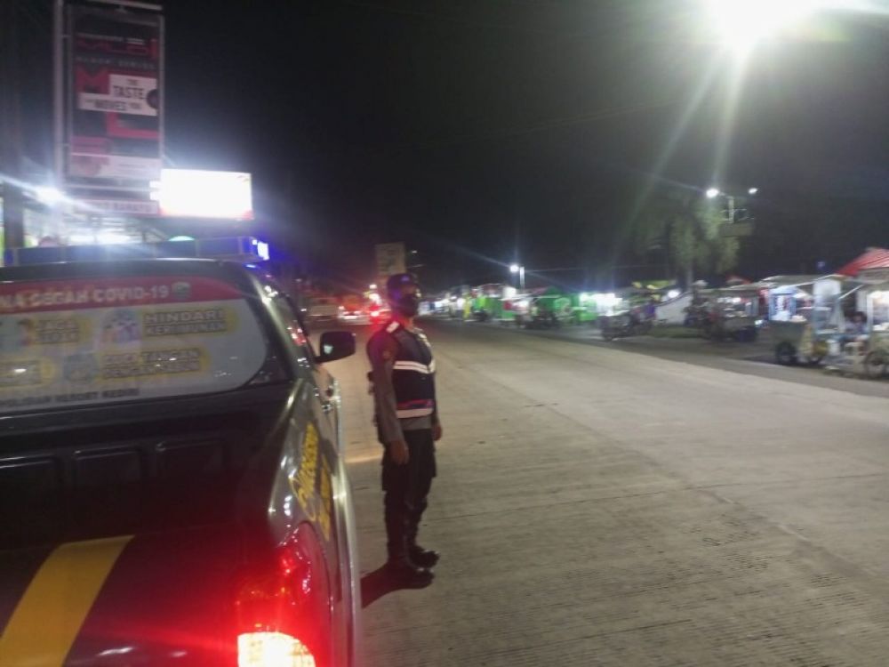 Polsek Kunjang Kediri saat patroli blue Light untuk memininalisir kejahatan di jalan raya dan memberikan kenyamanan warga Kediri. (Ist) 