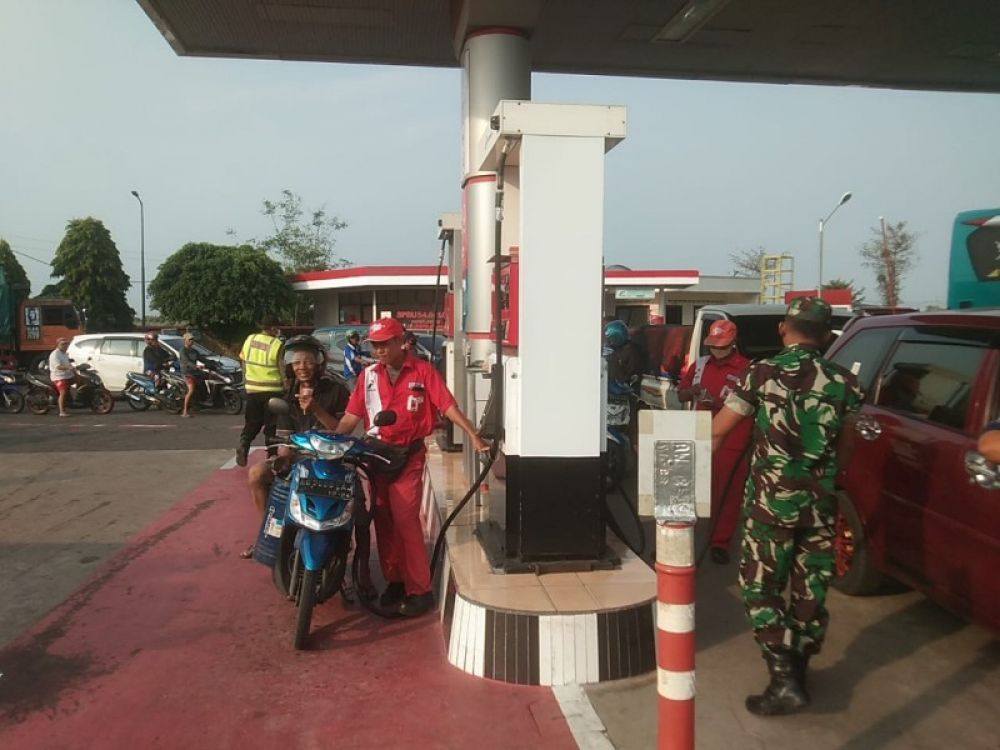 Aparat gabungan saat pengamanan di SPBU. (Ist) 