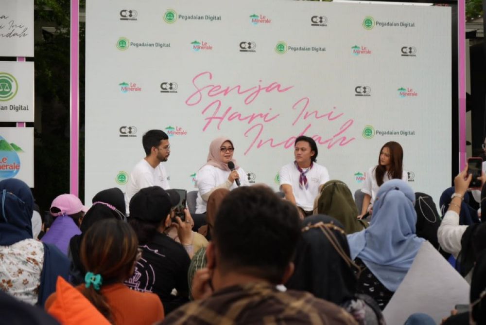 Direktur Pemasaran dan Pengembangan Produk PT Pegadaian Elvi Rofiqotul Hidayah dalam acara webseries Senja Hari Ini Indah bersama artis Rizky Febian dan Mahalili. (Ist) 