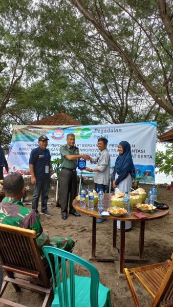 Pegadaian membantu kelestarian lingkungan melalui penanaman pohon mangrove di sekitar pantai Basring Banyuwangi. (Ist) 