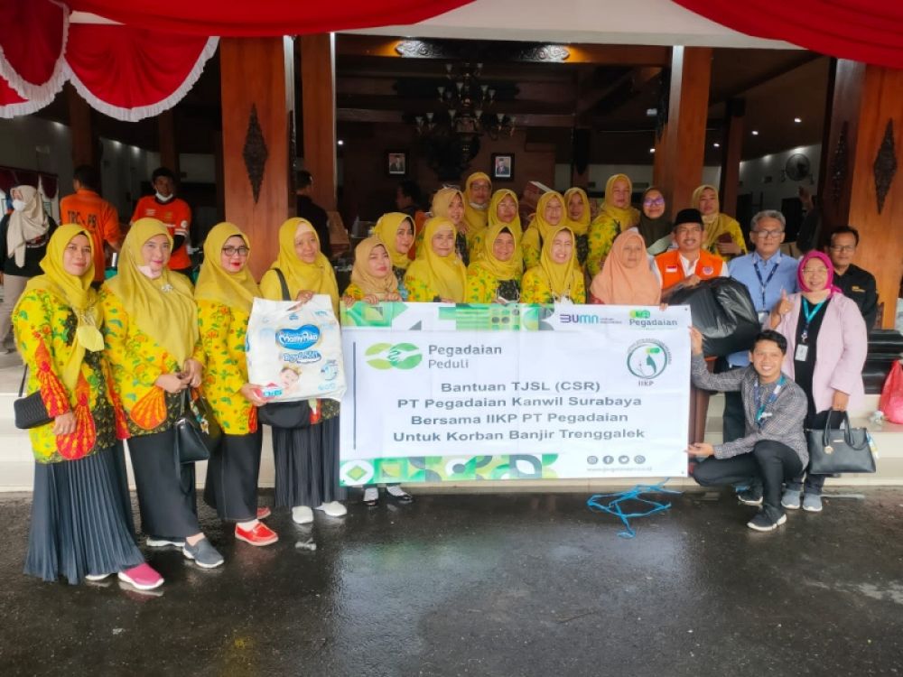 Deputi Operasional PT Pegadaian Kanwil XII Surabaya, Surjo Rahardjo, menyerahkan bantuan kepada korban banjir Trenggalek. (Ist) 