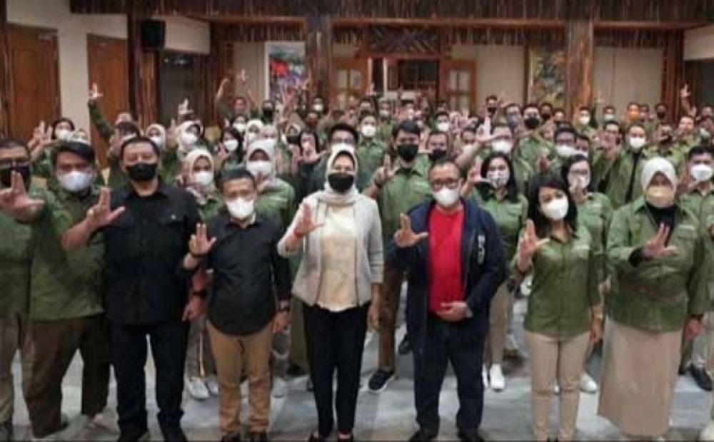 Pimpinan cabang Bank Jatim Kota Batu dan pegawainya saat melakukan semangat yel-yel Jatimers dalam acara improvement meeting. (Ist) 