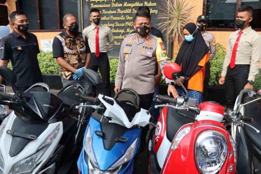 Ibu Muda pelaku penggelapan motor dan barang bukti saat diamankan Polres Blitar Kota. (Ist) 