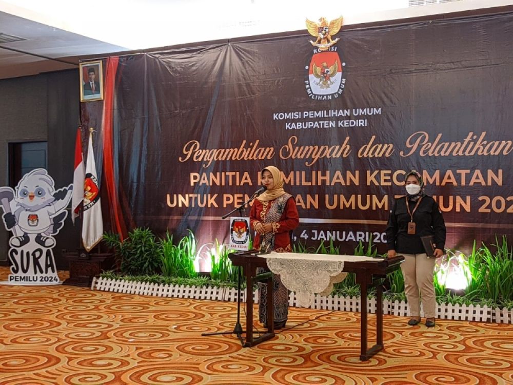 KPU Kabupaten Kediri lakukan pelantikan 130 anggota PPK di hotel Grand Surya Kediri. (Ist) 