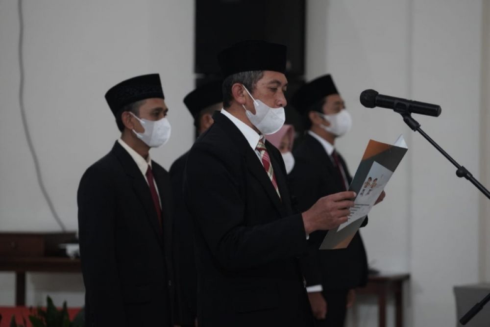 Caption: Ketua Bawaslu Kota Batu, Abdur Rochman melantik sembilan Panwascam di hotel Aster Kota Batu. (Foto: doi nuri)