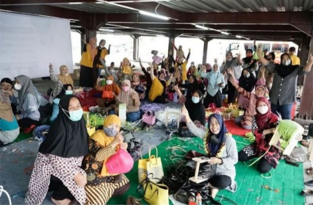 Para siswa difabel saat membuat kerajinan tas jali. Foto Bawah: para siswa difabel menunjukkan hal kreasi tas jali. (Ist) 