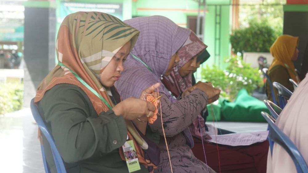 Puluhan peserta pelatihan merajut kain dari kecamatan Gayam. (ist) 