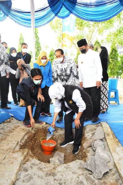 Gubernur Khofifah melakukan peletakan batu pertama gedung kuliah terpadu Universitas PGRI Madiun disaksikan Wali Kota Madiun dan rektor universitas PGRI Madiun. (Ist) 