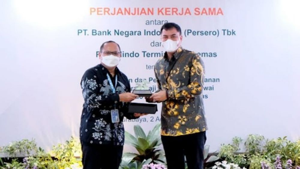 Kerja sama ini ditandai dengan penandatanganan Perjanjian Kerja Sama antara Direktur Layanan dan Jaringan BNI Ronny Venir dan Direktur SDM Pelindo Terminal Petikemas Edi Priyanto di Kantor Wilayah 06 BNI.(ist) 