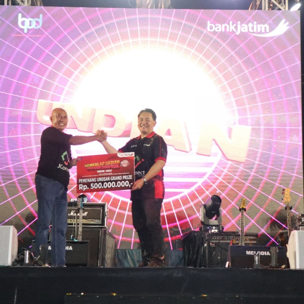 Pemenang undian Simpeda Bank Jatim. (Ist) 