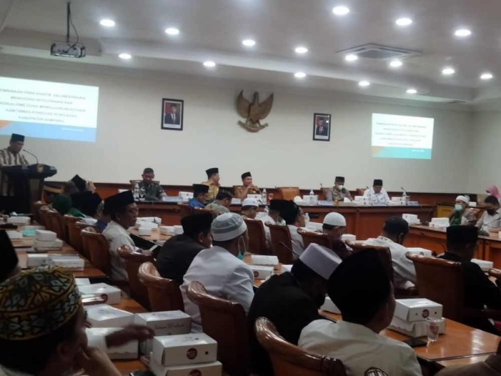 Pemkab Sampang saat menggelar pembinaan khatib dan Dai di Aula Pemkab Sampang. (Ist) 