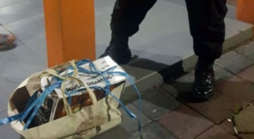 Kardus yang berisi bayi yang sudah meninggal diamakan sebagai barang bukti. (Ist) 