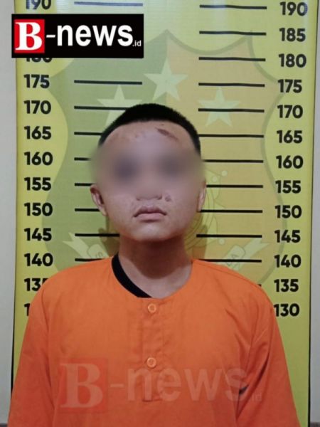 Terduga pelaku NS, (20) saat diamankan di Mapolsek Bangorejo, Jumat (21/4/2023) malam.(irw) 