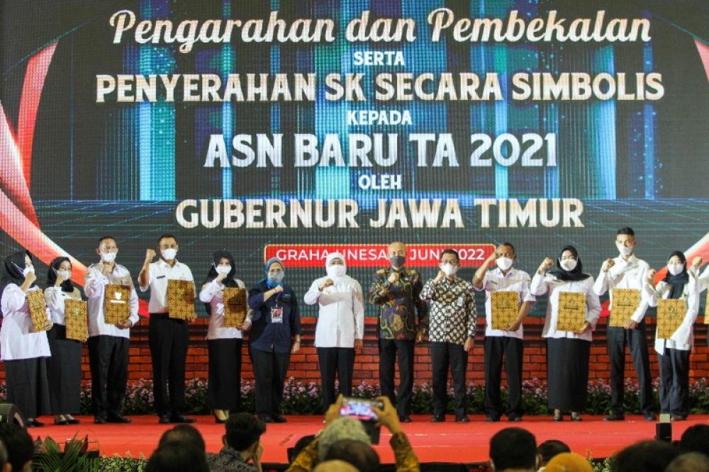 Gubernur Khofifah berfoto bersama usai memberikan pembekalan ASN Pemprov Jatim di Unesa. (Ist) 