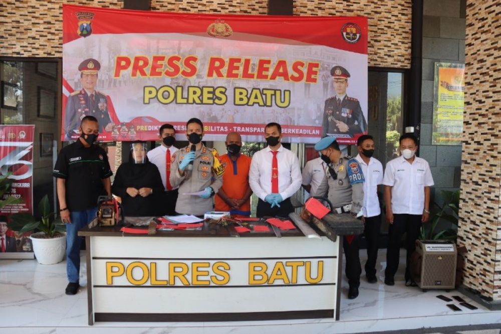 Kapolres Batu saat rilis penangkapan penggelapan mobil. (Ist) 