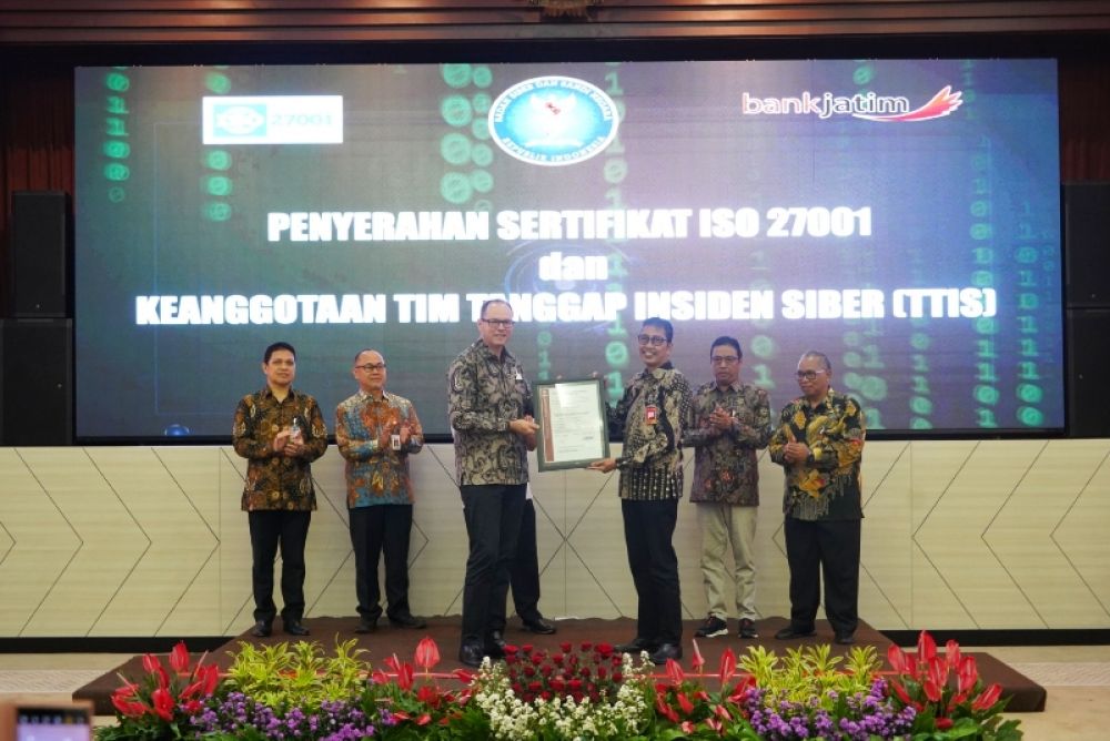 Direktur Utama Bank Jatim Busrul Iman menerima sertifikat ISO 27001.(ist) 