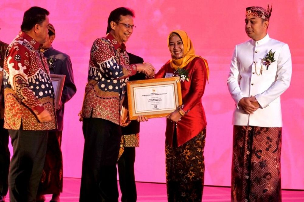 Wali Kota Mojokerto, Ika Puspitasari saat menerima penghargaan dari Menteri Kesehatan RI, Budi Gunadi di Krakatau Grand Balroom TMII Jakarta Timur. (Ist) 