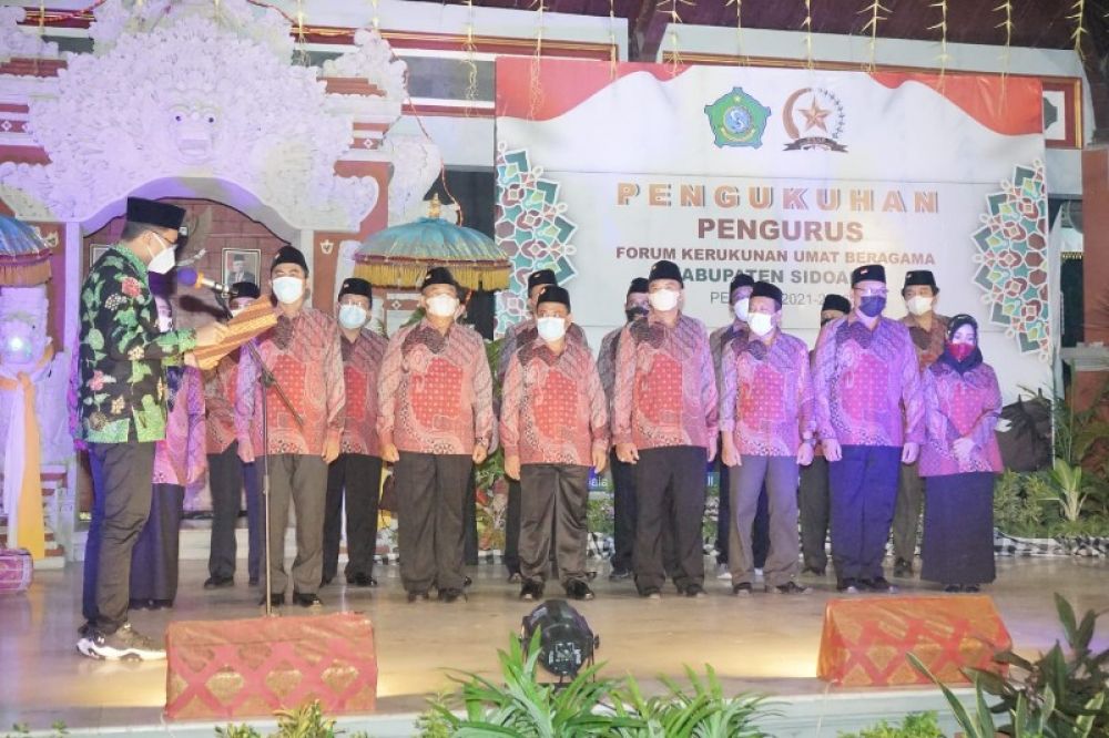 Gus Muhdlor Kukuhkan Pengurus FKUB Sidoarjo di pendopo Pura Jala Siddhi Amerta Juanda. ( ist) 