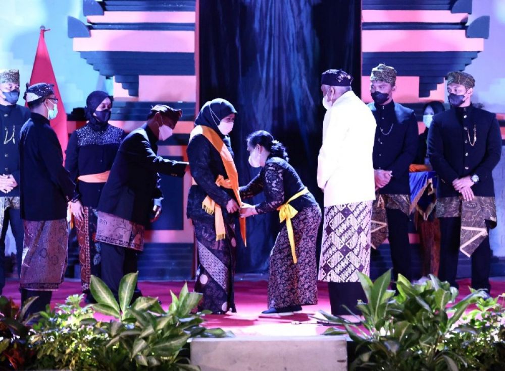 Gubernur saat pengukuhan oleh tokoh adat Masyarakat Tengger sebagai Warga Kehormatan. (Ist) 