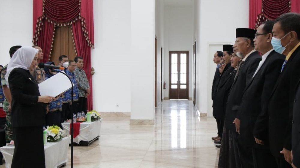 Bupati Bojonegoro Anna Mu'awanah kukuhkan pengurus FKUB Bojonegoro periode 2020-2025, di ruang utama gedung Graha Utama Pemkab Bojonegoro. (Ist) 