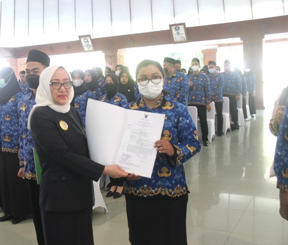 Bupati Bojonegoro, Anna Mu'awanah serahkan SK pengangkatan ratusan ASN usai di Sumpah dan Janji. (Ist) 