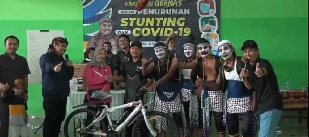 Penyerahan hadiah oleh Nurhadi anggota DPR RI dari Partai Nasdem. Foto Bawah: Peserta vaksin berhadiah di Desa Canggu Kecamatan Badas Kediri membludak. (Ist) 