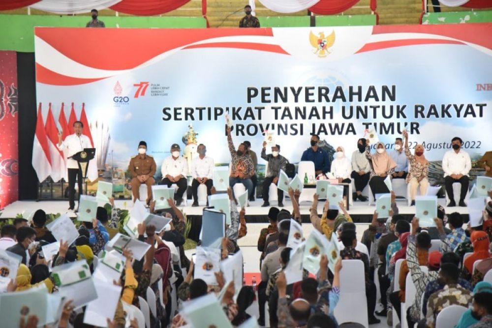 Presiden Joko Widodo secara simbolis menyerahkan 3.000 sertipikat warga Sidoarjo dan Gresik di GOR Sidoarjo. (Ist) 