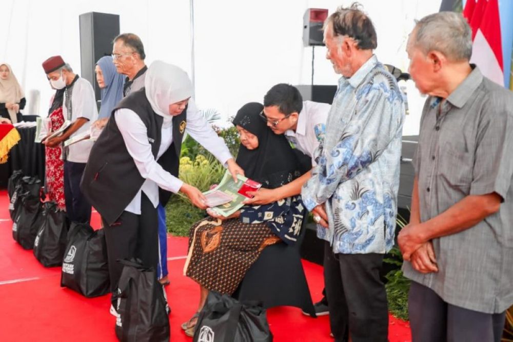 Gubernur Khofifah serahkan bansos kepada Lansia di Kabupaten Kediri (ist) 