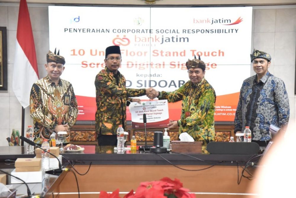 Bupati Sidoarjo Gus Muhdlor menerima penyerahan bantuan CSR dari Bank Jatim yang diwakili oleh Direktur Komersial Korporasi Bank Jatim Edi Masriyanto. Ia berharap peralatan layar sentuh dapat dimanfaatkan RSUD Sidoarjo sebaik- baiknya. (Ist) 