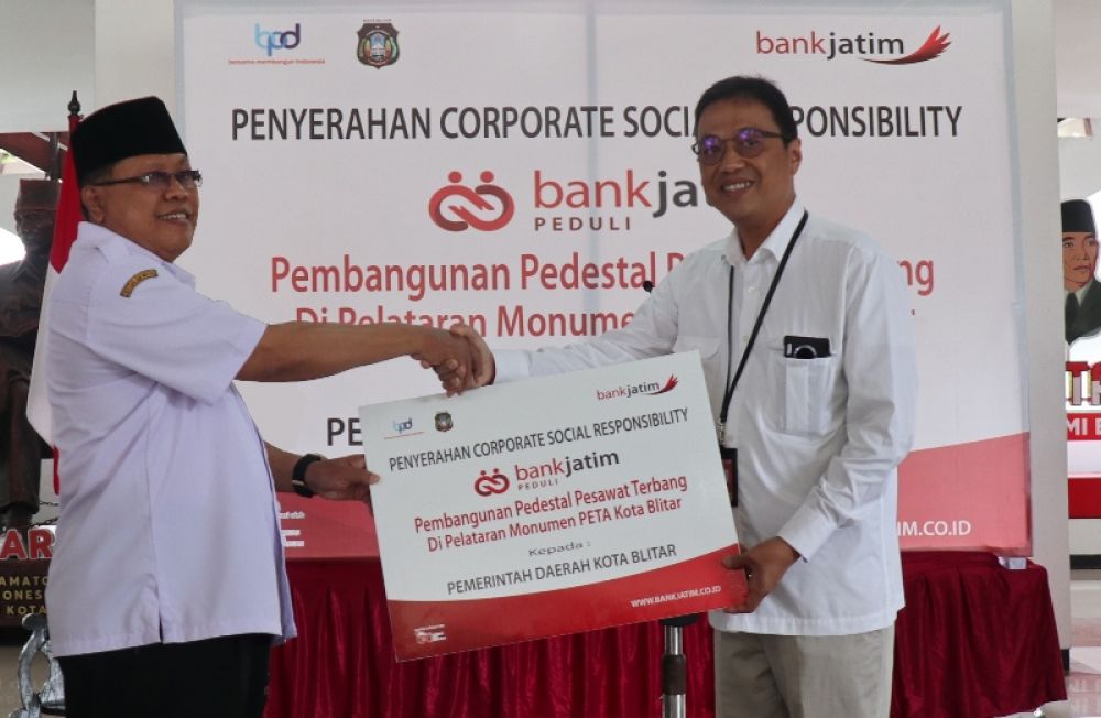 Tonny Prasetyo (Pgs. Direktur Kepatuhan bankjatim) menyerahkan CSR bankjatim Peduli kepada Drs. H Santoso (Wali Kota Blitar). (Ist) 