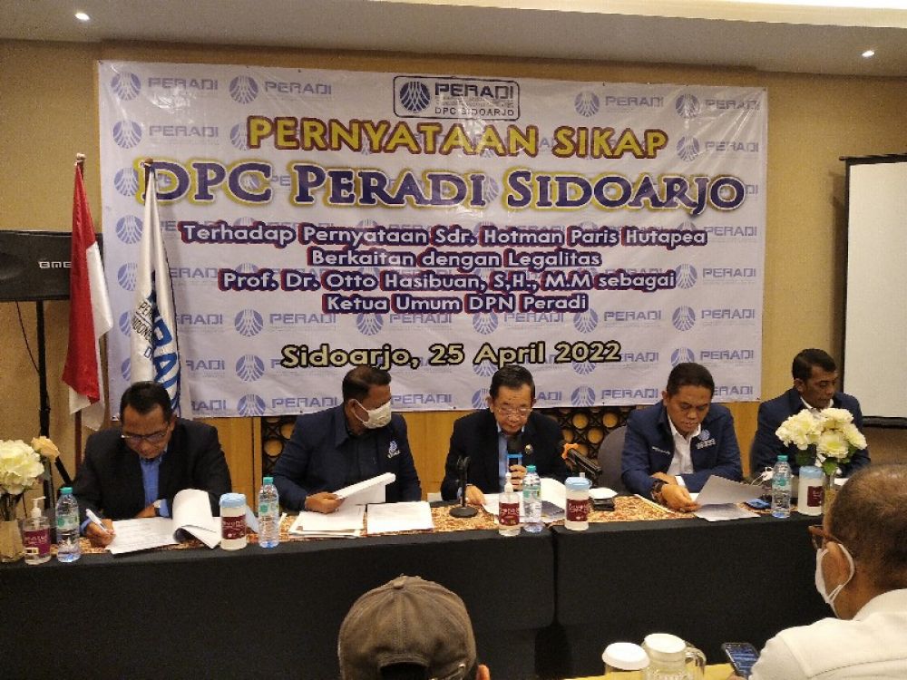 Bambang Sutjipto didampingi wakil ketua saat menggelar jumpa pers sambil membacakan pernyataan sikap di Fave hotel, Sidoarjo. (foto: zainul) 