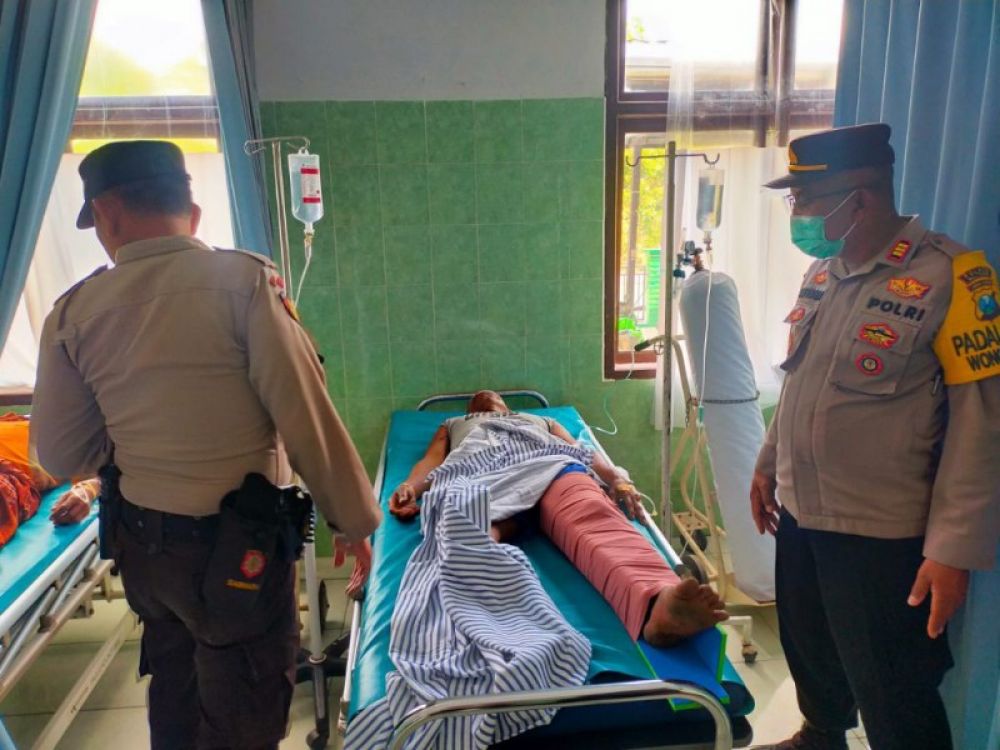 Korban kapal Kamu fadilah Mandala saat dievakuasi di RS oleh tim penyelamat. (Ist) 