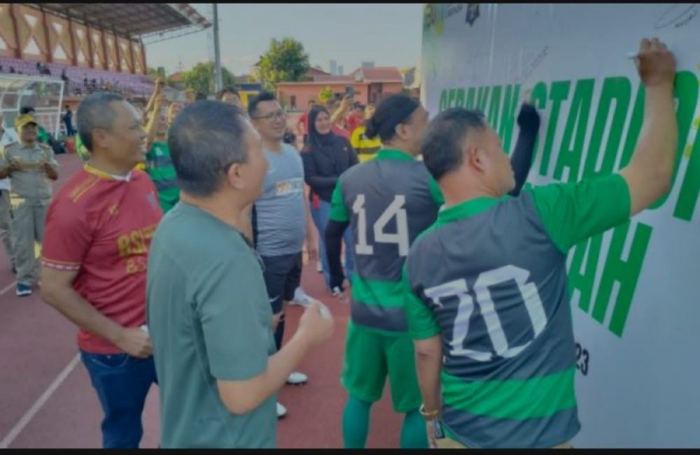 Kampanye Stadion Bersih dan Indah yang figagas Pemkot Surabaya, PT Pegadaian Peduli dan Suporter Surabaya gotong royong mengecat pagar stadion agar terlihat indah. (Ist) 
