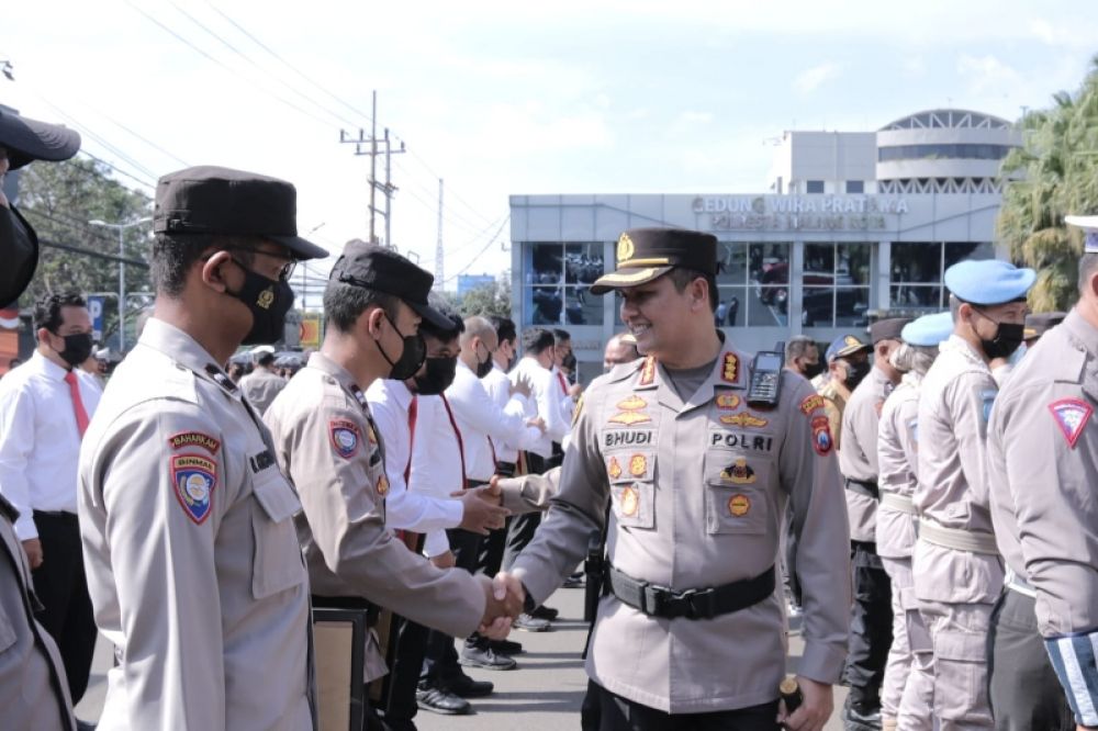 Personil Polresta Malang saat menerima penghargaan. (Ist) 