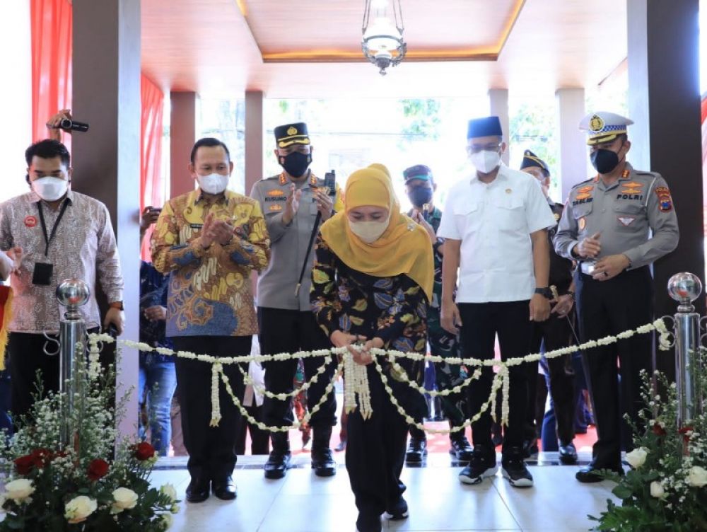 Gubernur Khofifah meresmikan gedung baru UPT Bapenda Jatim di Sidoarjo ditandai dengan pengguntingan untaian bunga melati. (Ist) 
