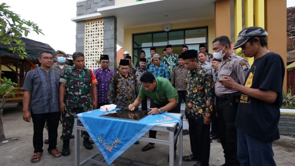 Wabup Subandi meresmikan Musholla As-Salamah di Sentra Kuliner Bumdes Pagerwojo. (Ist) 