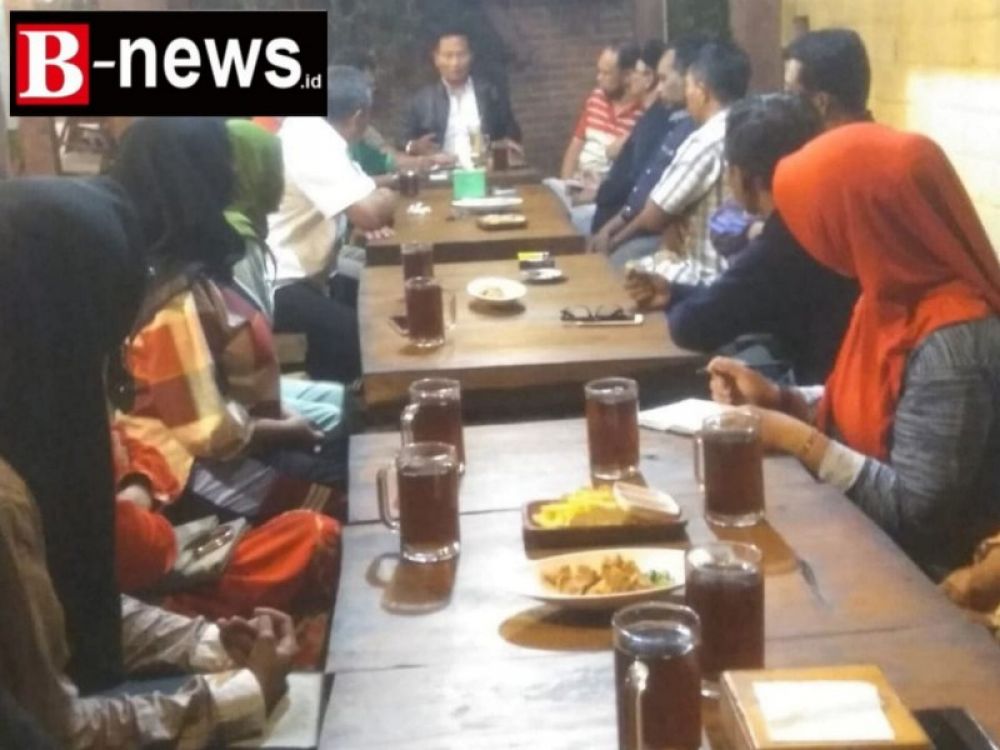Suasana pertemuan antara warga Genteng kulon bersama segenap BPD Genteng kulon terkait aspirasi warga mengadukan nasib anak mereka yang terdepak dari zonasi PPDB SMAN 1 Genteng, Kamis (6/7/2023) malam. (Irw) 