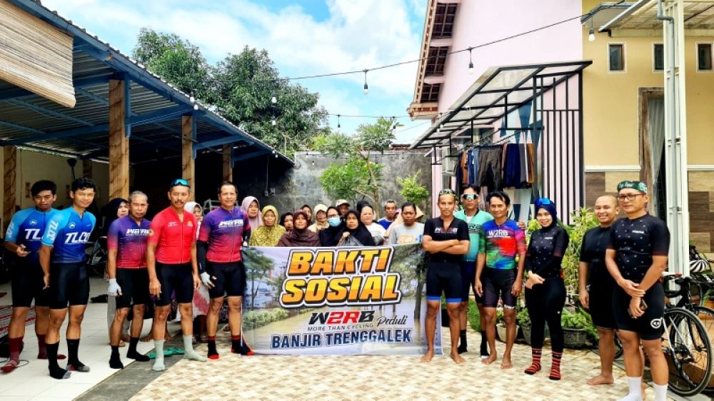 Selain bersepeda untuk tetap sehat, saling berbagi untuk warga yang susah rutin dilakukan. (ali) 