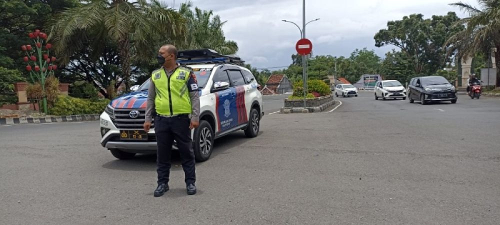 Petugas Satlantas Polres Kediri saat melakukan aktivitas di jalan raya. (Ist) 