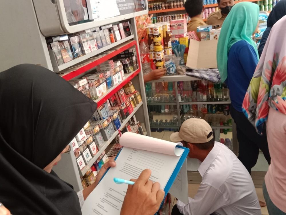 Petugas saat melakukan operasi peredaran rokok ilegal di kios- kios dan toko peracangan. Selama 10 hari operasi petugas berhasil mengamankan ratusan dos rokok ilegal berbagai jenis. (Ist) 