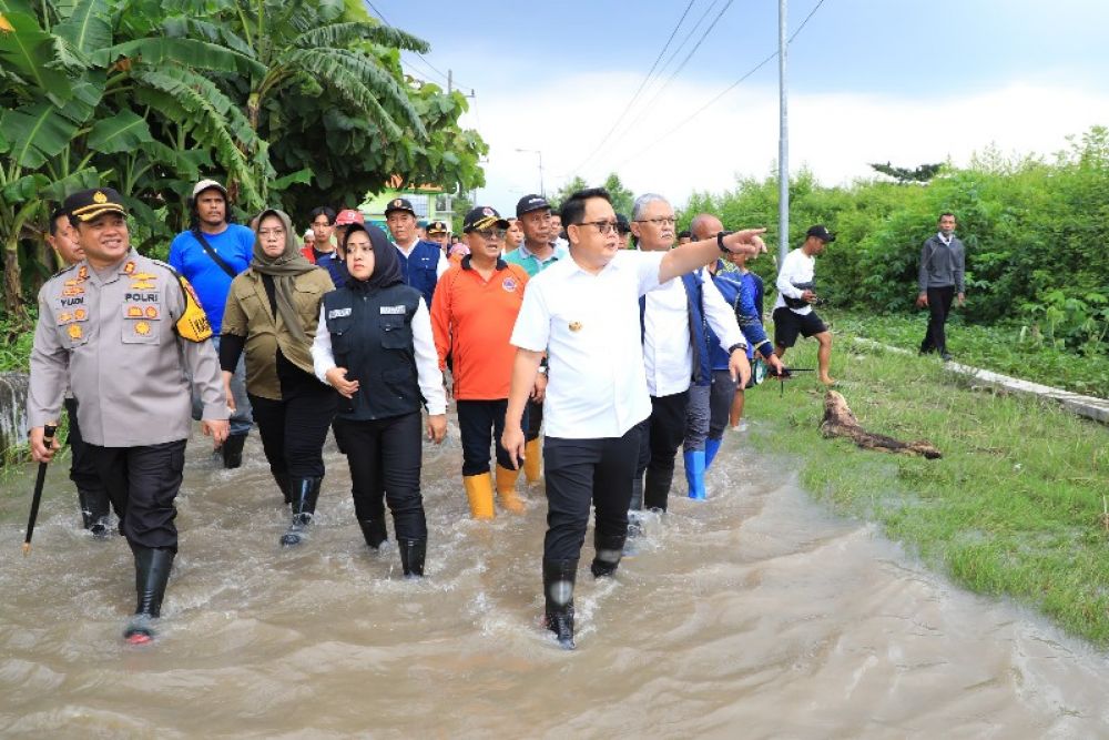 Pj Gubernur Adhy saat tinjau banjir di Mojokerto didampingi Bupati Ikfina. (Ist) 