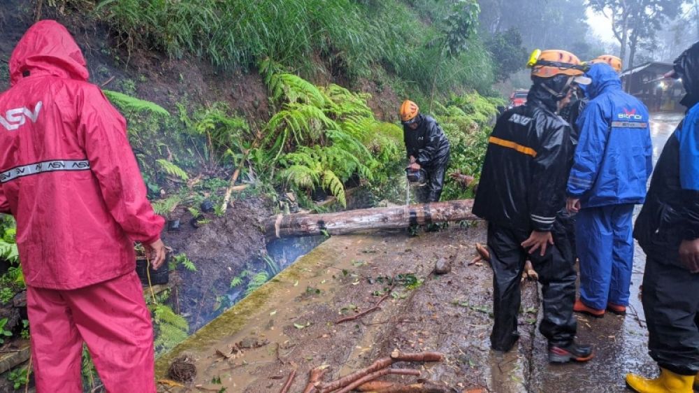 Intensitas hujan cukup tinggi mengakibatkan sejumlah bencana terjadi di Kota Batu. (foto: doi nuri)