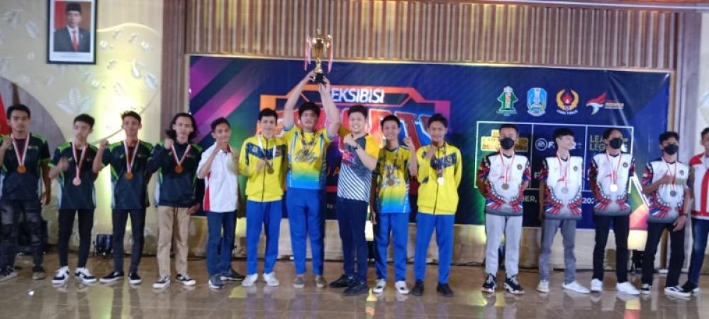 Tim PUBG E Sports Gresik mengangkat piala emas. Foto Bawah: Ketua E Sports Gresik, Ali Sugiarto saat memamerkan piala bersama pengurusnya (ist) 